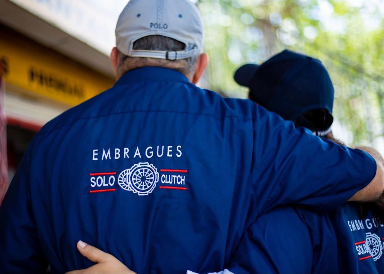 Técnicos del equipo Solo Clutch con el uniforme bordado de la marca