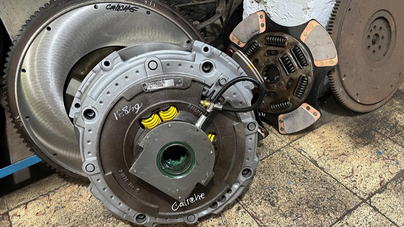 Prensa Eaton reconstruida junto a discos cerámicos y volante de motor