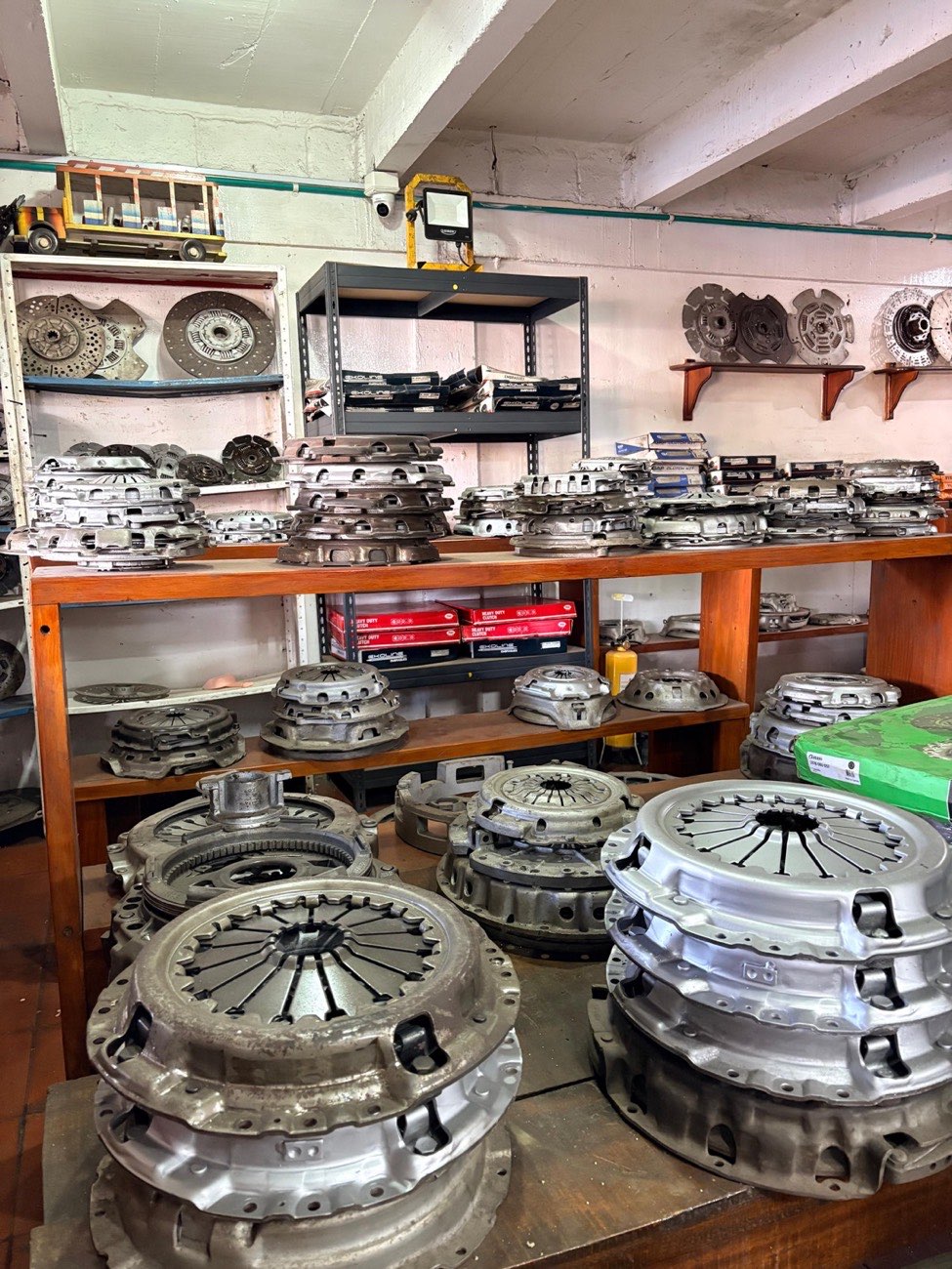 Sala de productos Solo Clutch con prensas de embrague y kits nuevos en stock
