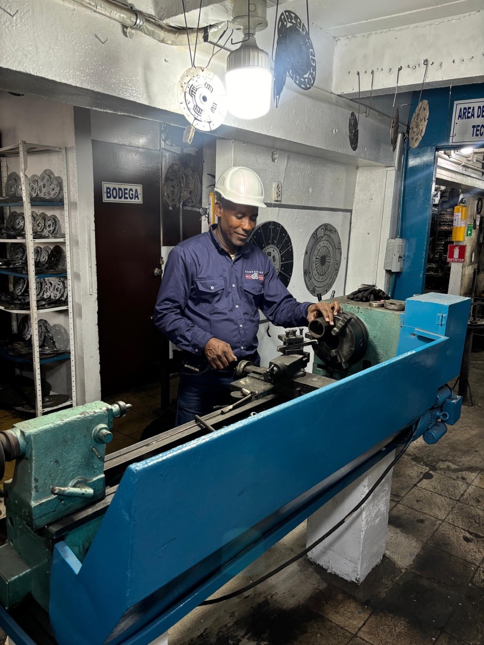 Técnico de Solo Clutch operando el torno de rectificación